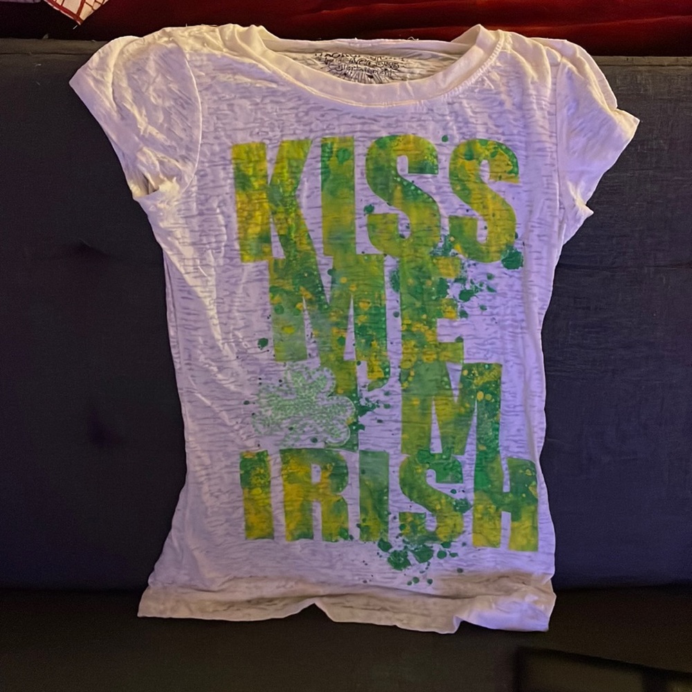 “Kiss me I’m Irish” short sleeve shirt from rocker girl, all access. Small